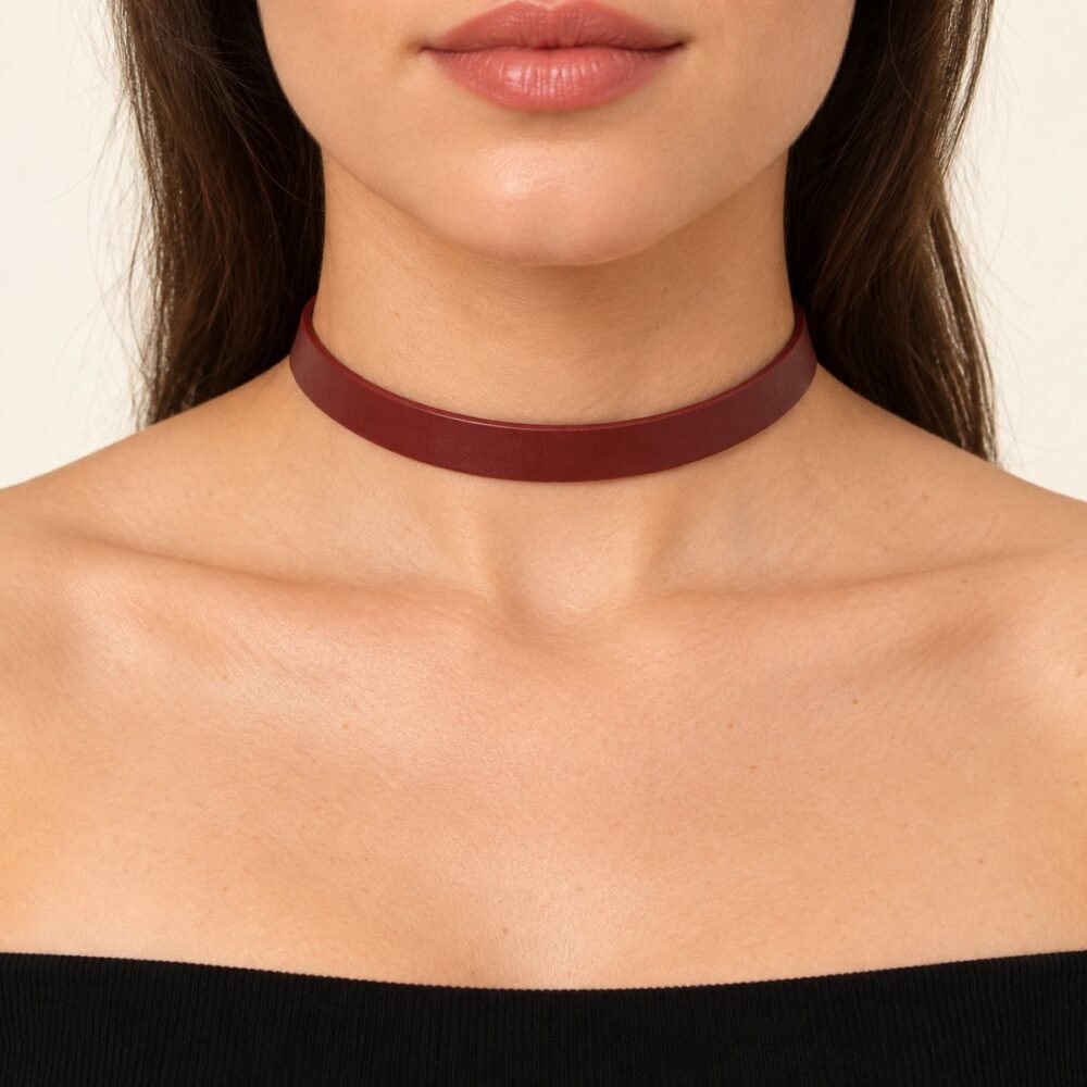 Bordo Deri Tasma Choker Kolye – boyunda önden görünüm