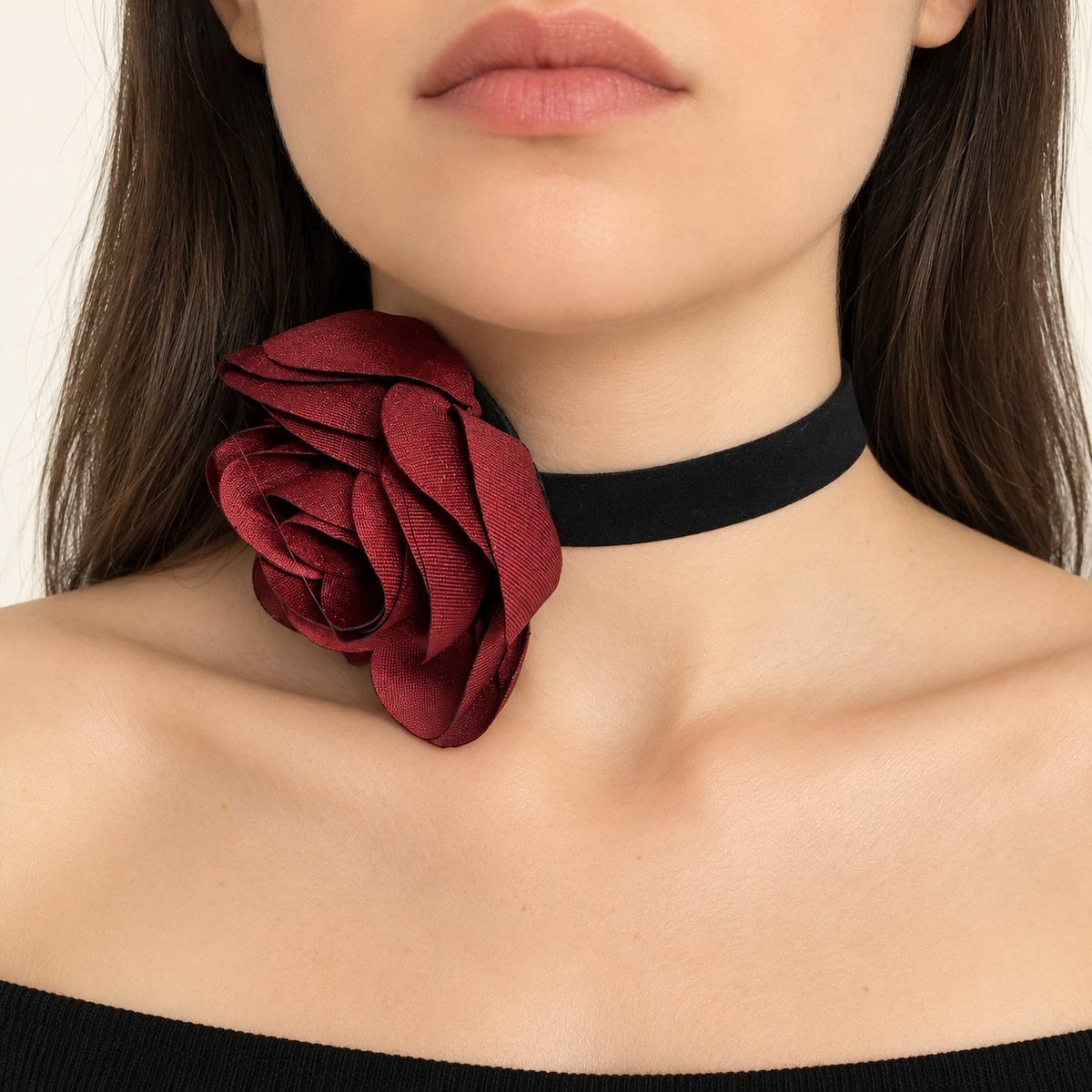Bordo Saten Gül Choker Kolye - Çiçek Choker Kalın Süet Tasma Kolye – boyunda önden görünüm