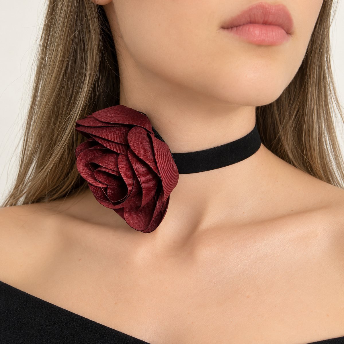 Bordo Saten Gül Choker Kolye - Çiçek Choker Kalın Süet Tasma Kolye – boyunda yandan görünüm