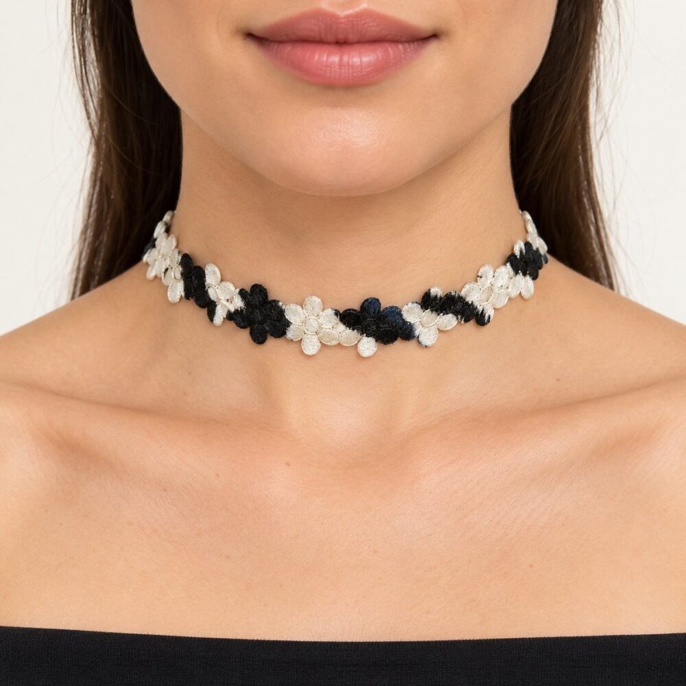 Çiçek Desen Choker Tasma Kolye – boyunda önden görünüm