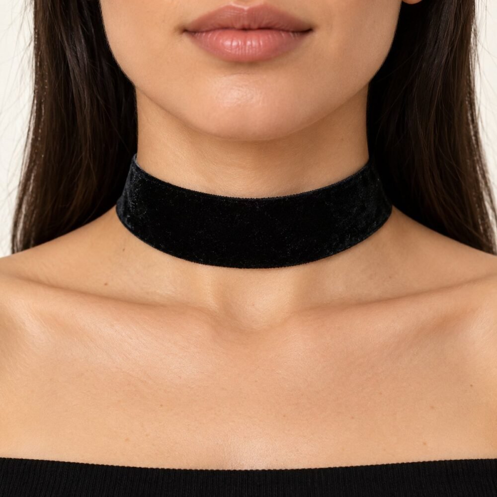 Ekstra Geniş Siyah Kadife Choker Kolye – boyunda önden görünüm