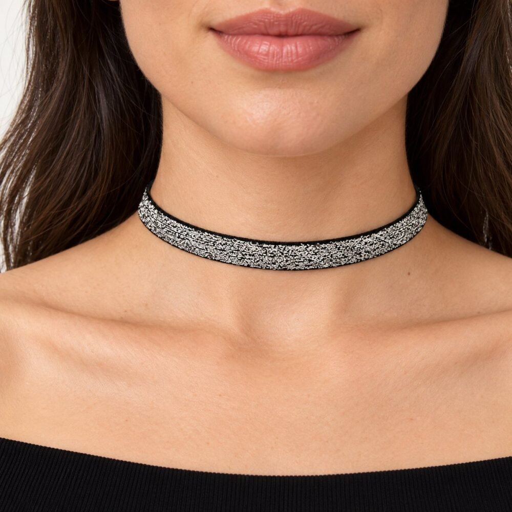 Gri Parlak Tasma Choker Kolye – boyunda önden görünüm