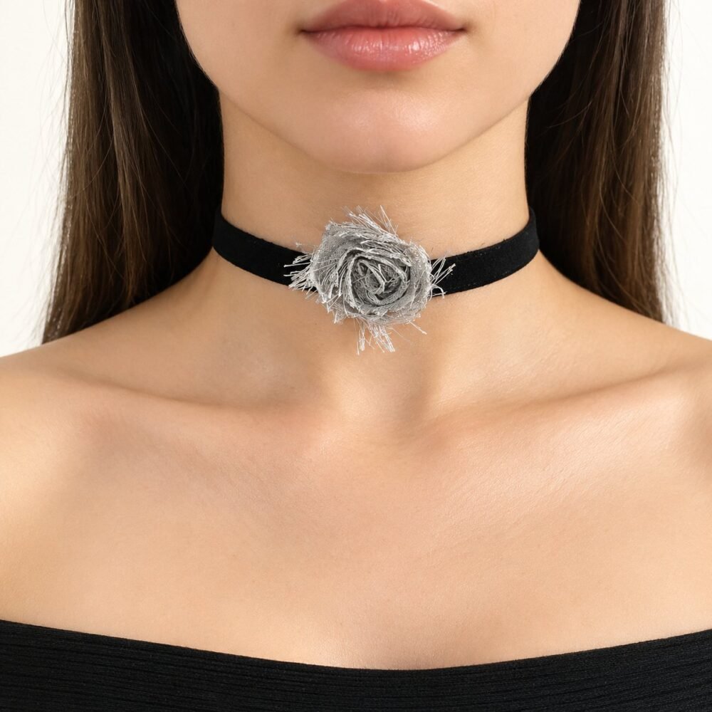 Gri Tek Çiçekli Siyah Süet Tasarım Choker Kolye – boyunda önden görünüm