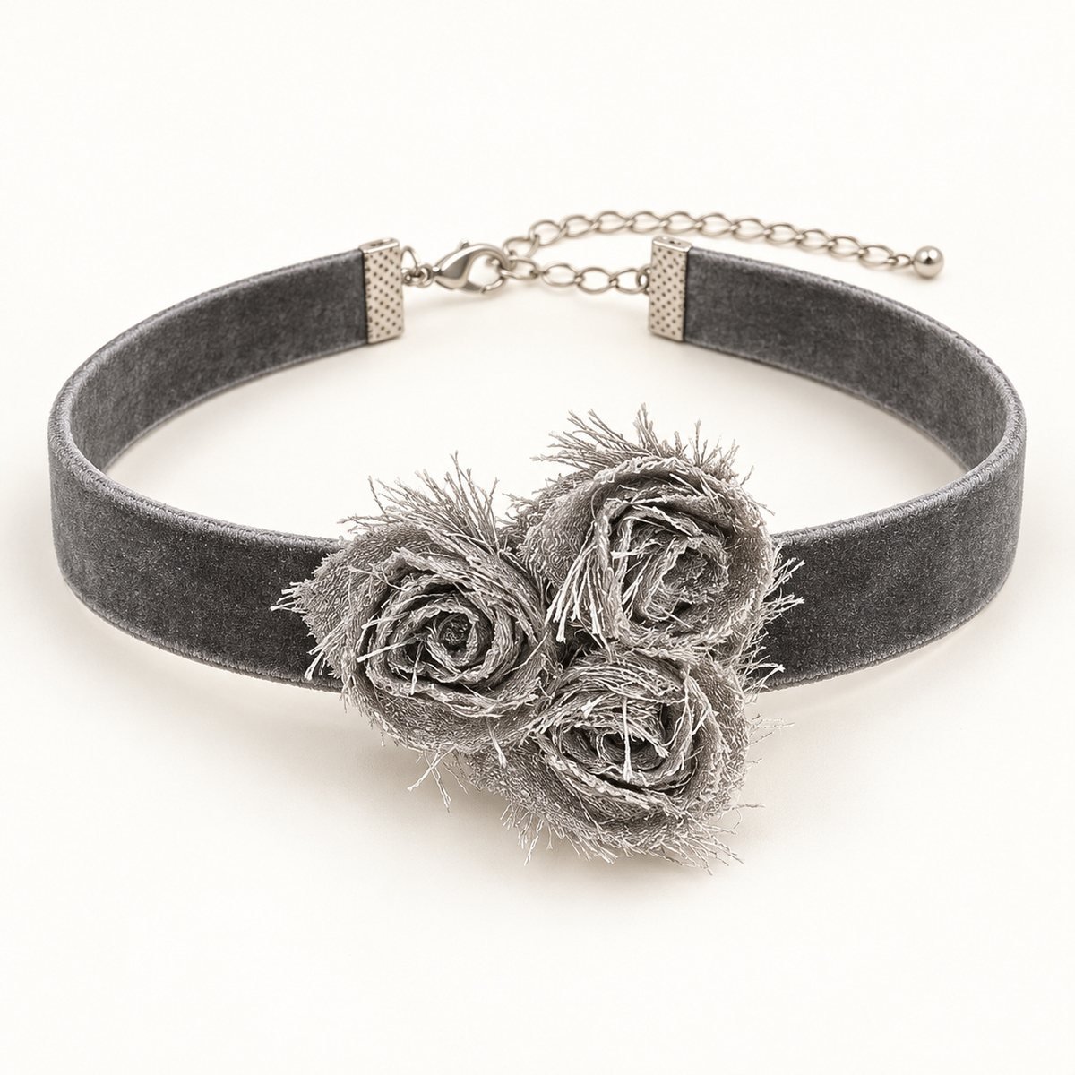 Gri Üç Çiçekli Gri Kadife Tasarım Choker Kolye – ürün fotoğrafı