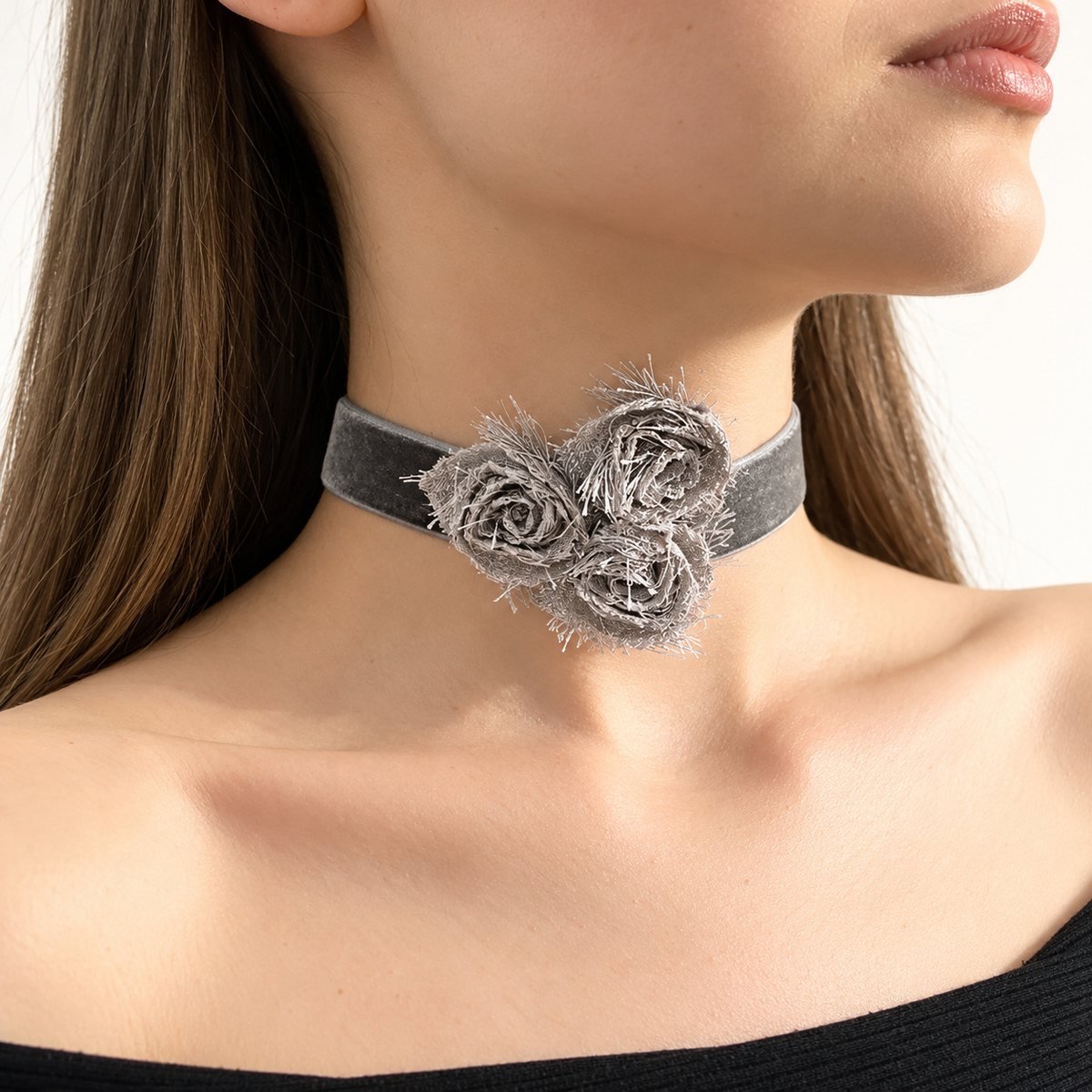Gri Üç Çiçekli Gri Kadife Tasarım Choker Kolye – boyunda yandan görünüm