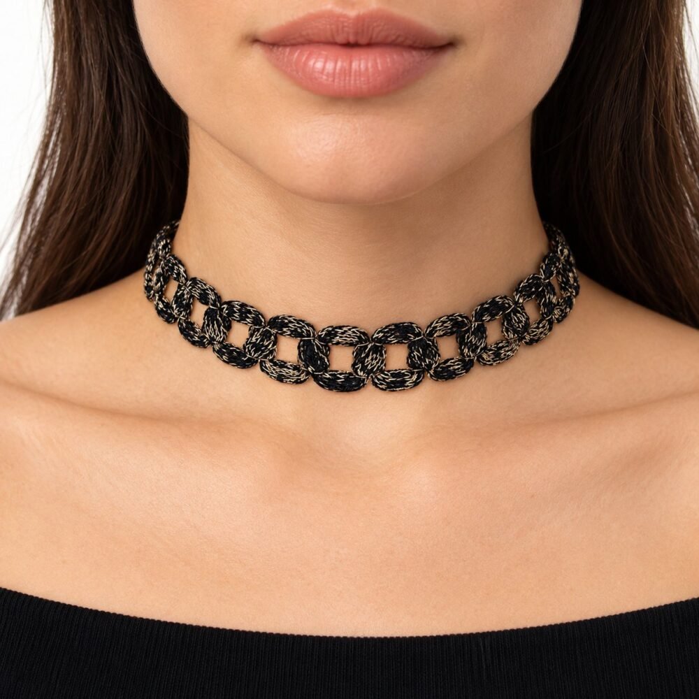 Havalı Choker Tasma Kolye – boyunda önden görünüm
