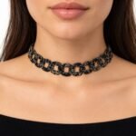 Havalı Choker Tasma Kolye – boyunda önden görünüm