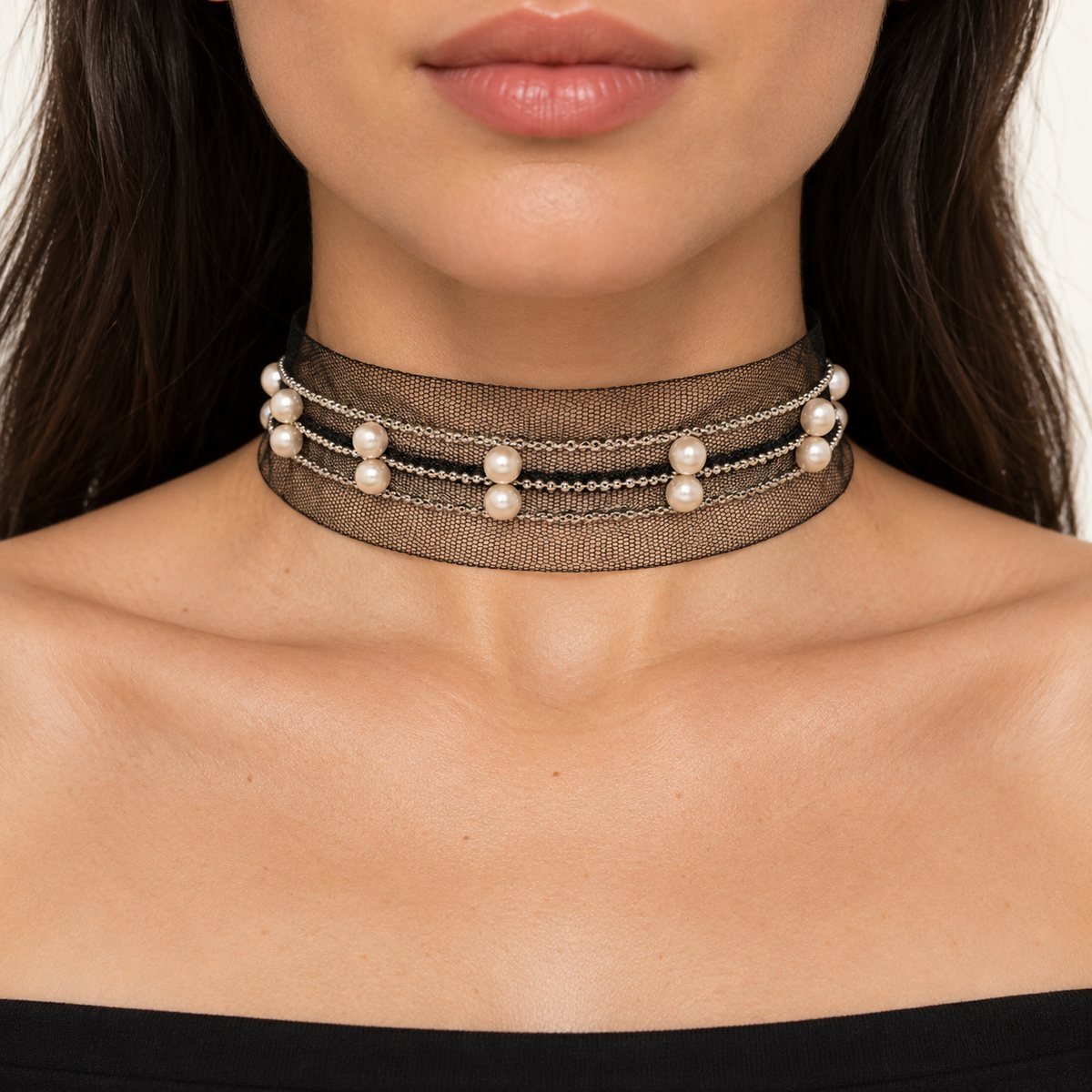 İnci Detaylı Kalın Tüllü Choker Kolye – boyunda önden görünüm