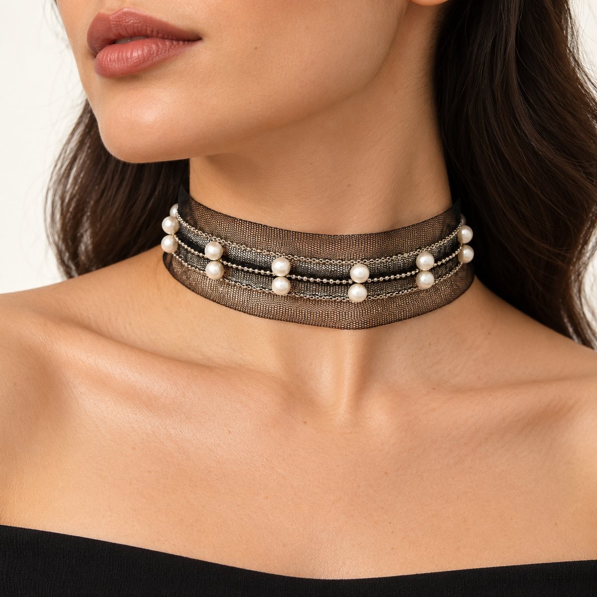 İnci Detaylı Kalın Tüllü Choker Kolye – boyunda yandan görünüm