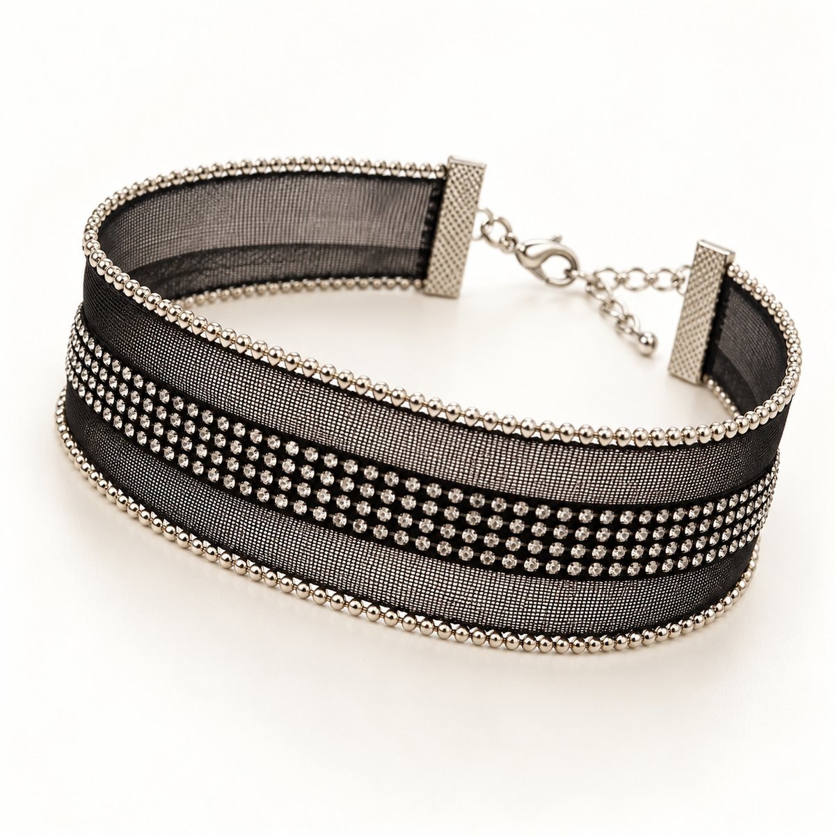 Işıltılı Taşlı ve Tüllü Choker Kolye – yakın plan detay