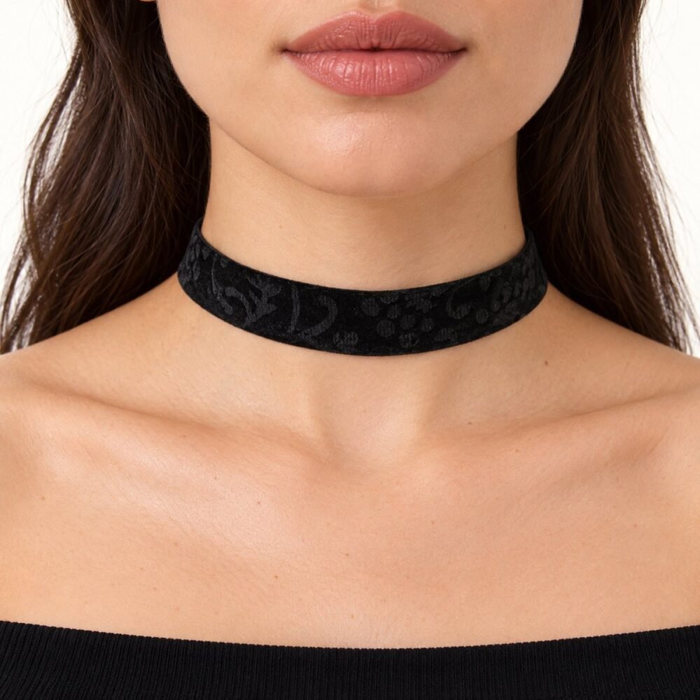 İşlemeli Kadife Tasma Choker Kolye – boyunda önden görünüm