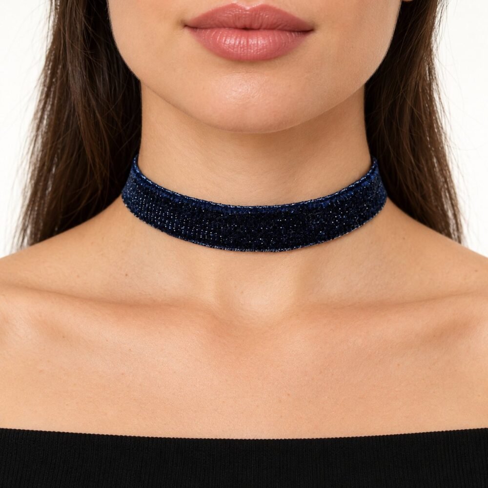 Kalın Lacivert Parlak Kadife Tasma Choker Kolye – boyunda önden görünüm