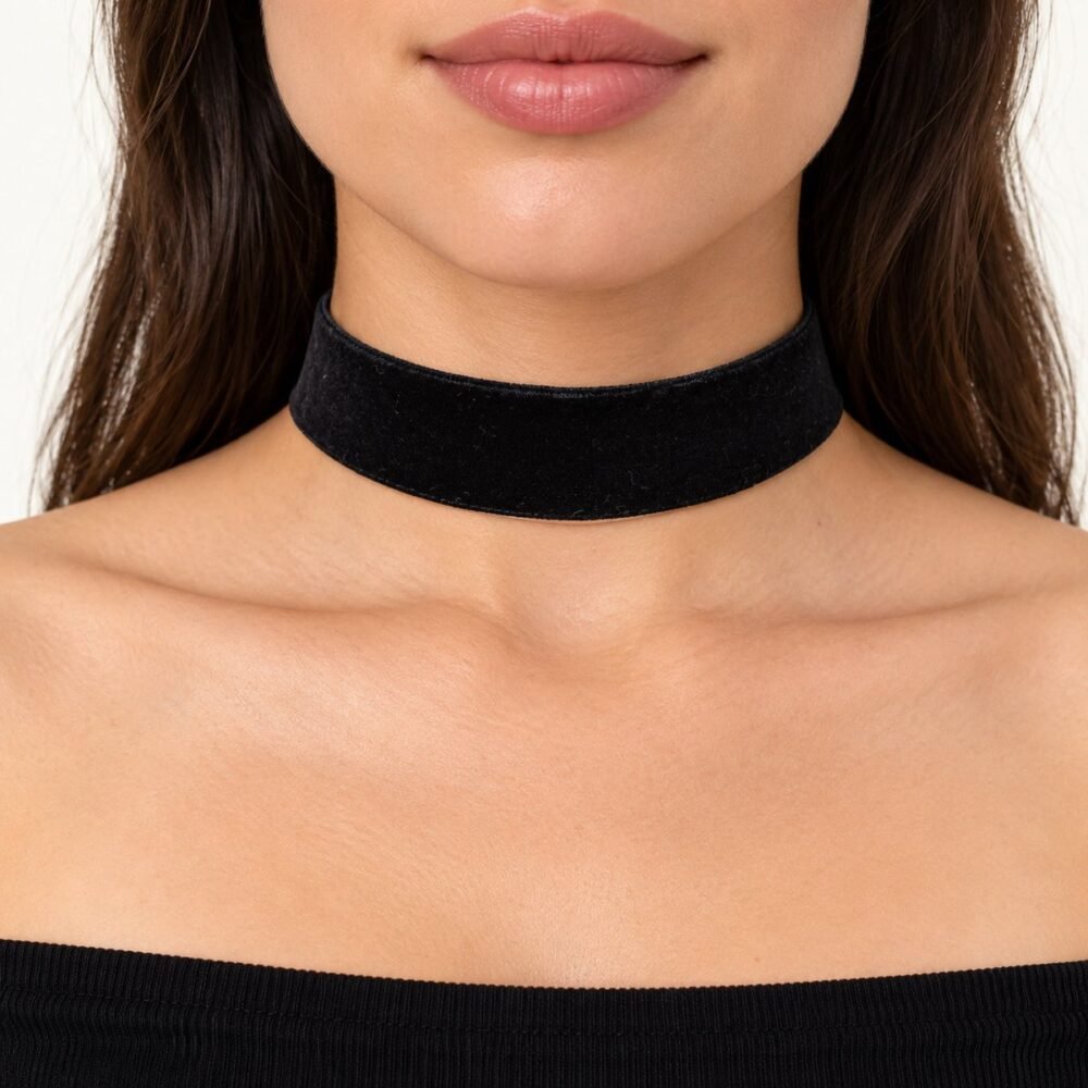 Kalın Siyah Kadife Tasma Choker Kolye – boyunda önden görünüm