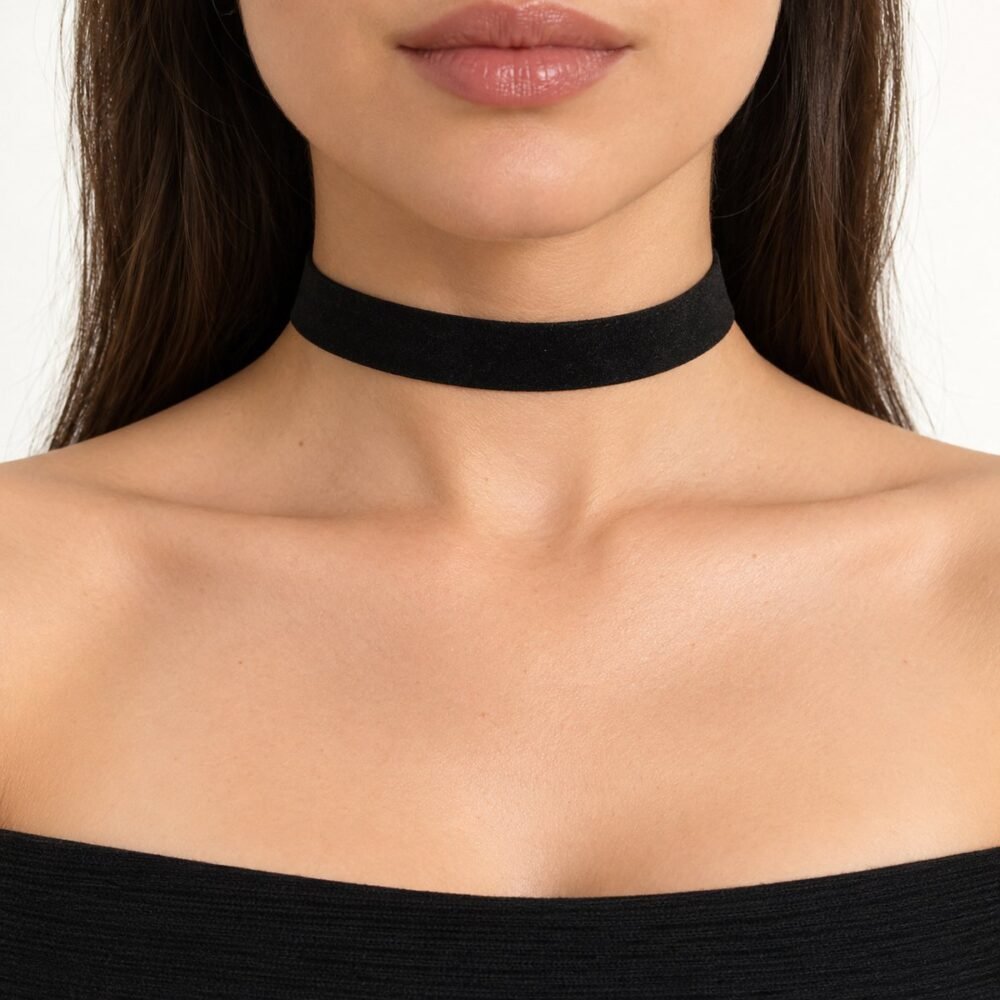 Kalın Siyah Süet Tasma Choker Kolye – boyunda önden görünüm