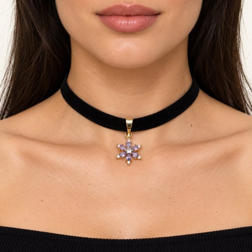 Kamelya Çiçeği Uçlu Siyah Süet Choker Kolye – boyunda önden görünüm