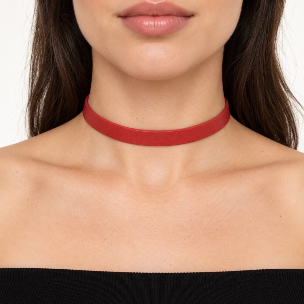Kırmızı Deri Tasma Choker Kolye – boyunda önden görünüm