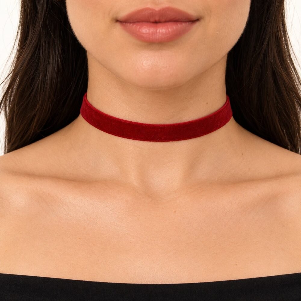 Kırmızı Kadife İnce Tasma Choker Kolye – boyunda önden görünüm
