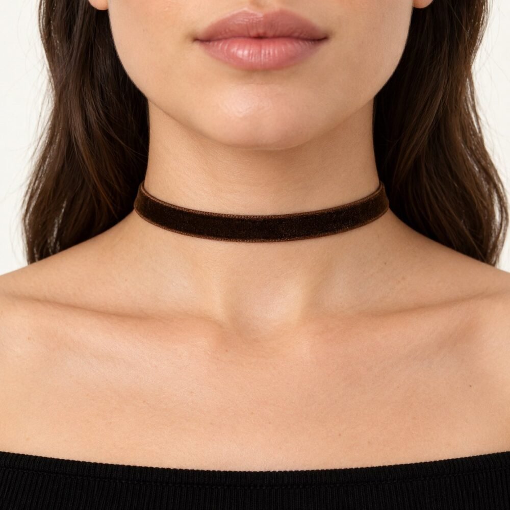 Koyu Kahverengi Kadife Tasma Choker Kolye – boyunda önden görünüm