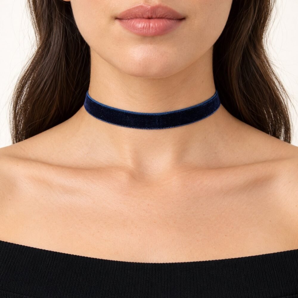 Koyu Lacivert Kadife Tasma Choker Kolye – boyunda önden görünüm