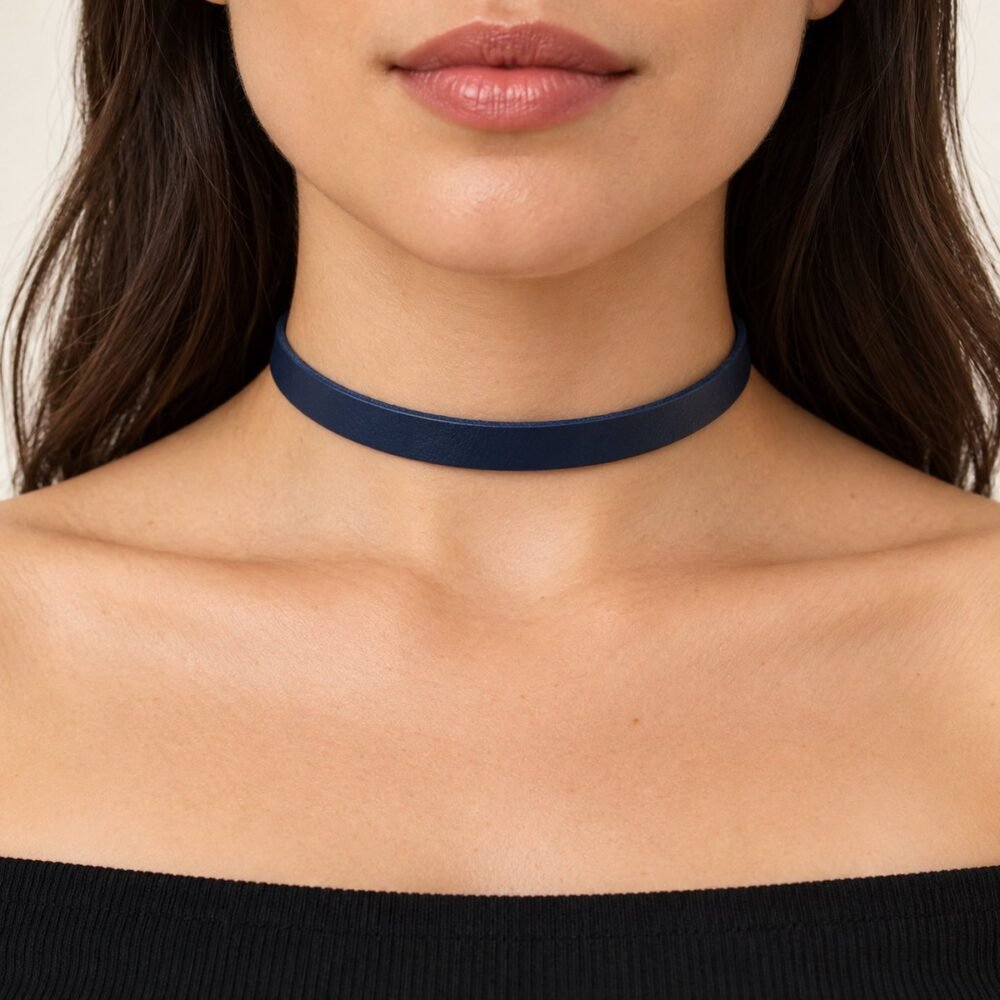Lacivert Deri Tasma Choker Kolye – boyunda önden görünüm