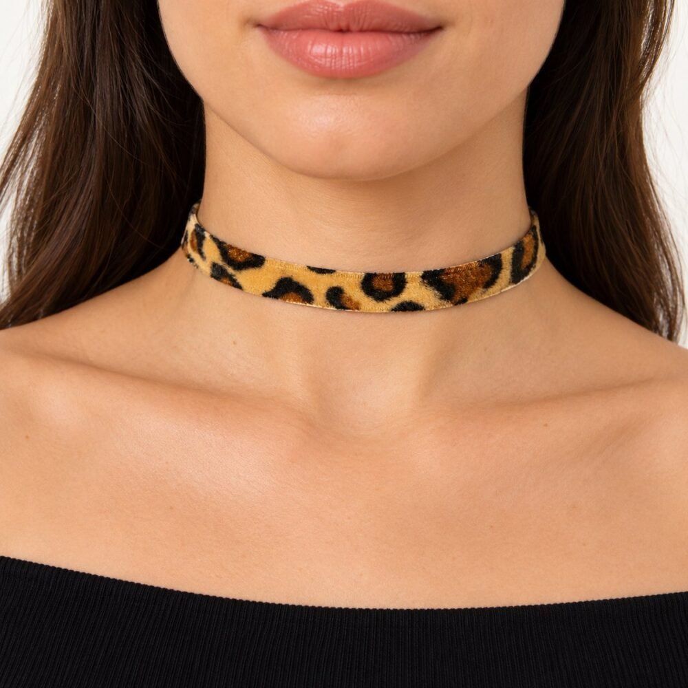 Leopar Choker Tasma Kolye – boyunda önden görünüm