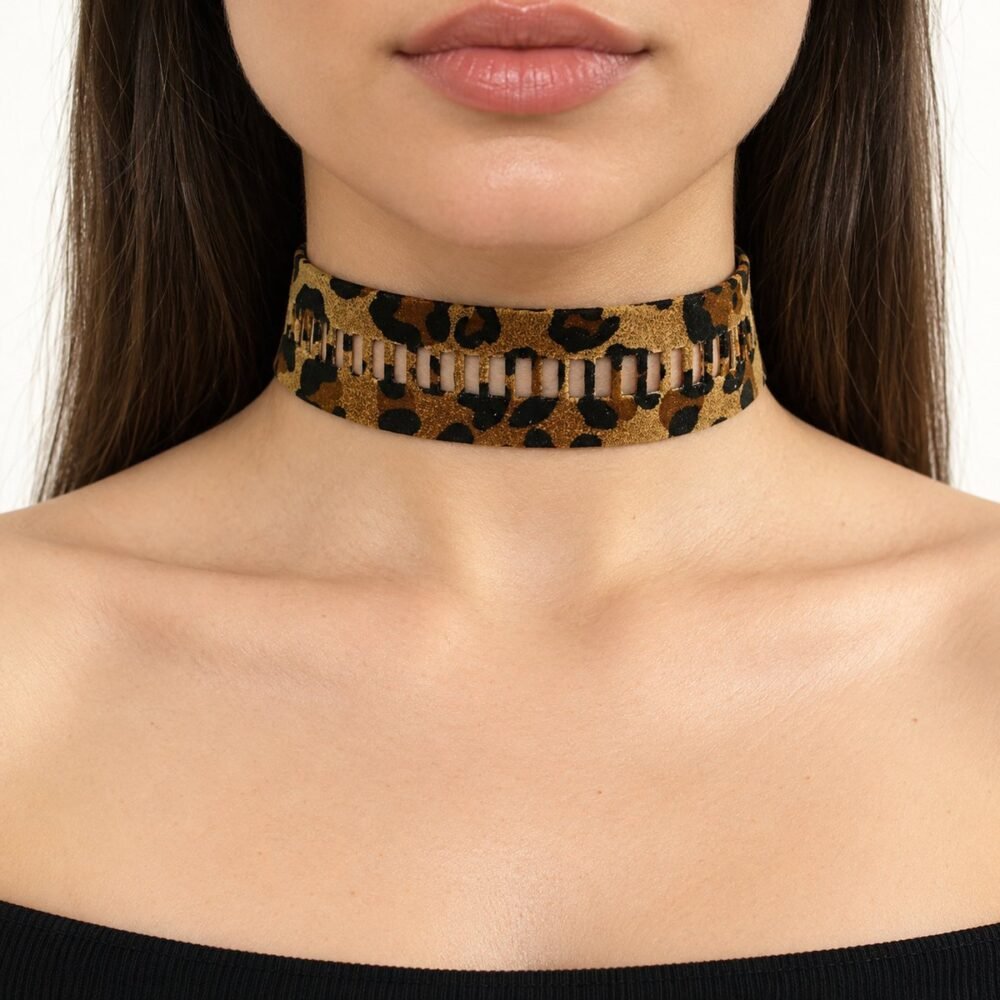Leopar Desen Kalın Delikli Süet Choker Kolye – boyunda önden görünüm