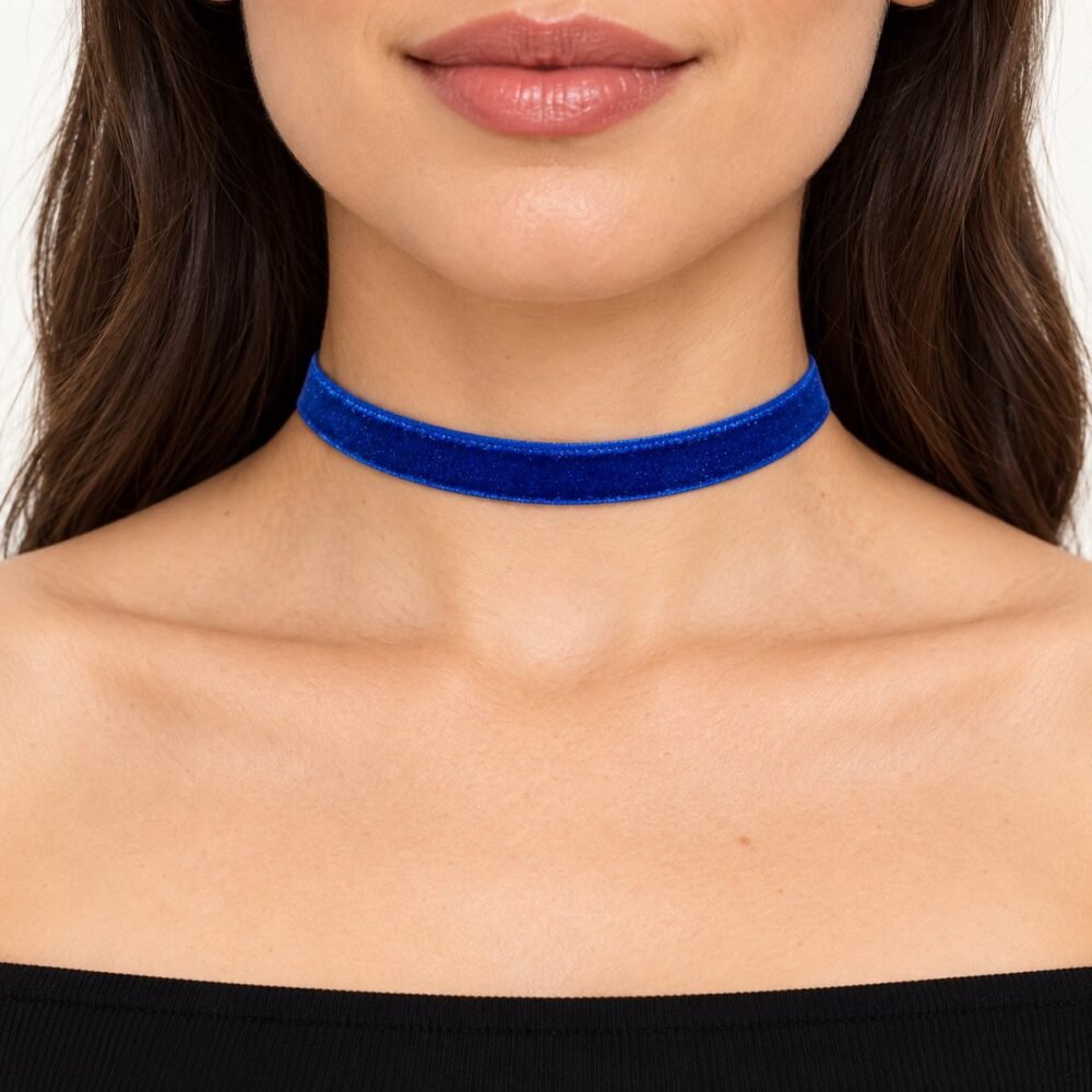 Mavi Kadife Tasma Choker Kolye – boyunda önden görünüm