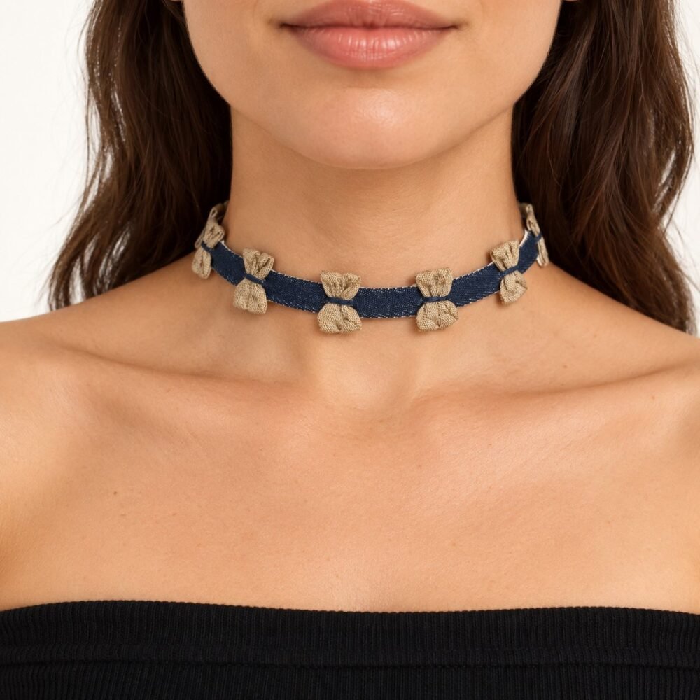 Minik Fiyonk Detaylı Kot Tasma Choker Kolye – boyunda önden görünüm