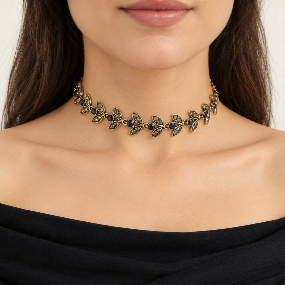 Montana ve Antrasit Pirinç Choker Kolye – boyunda önden görünüm