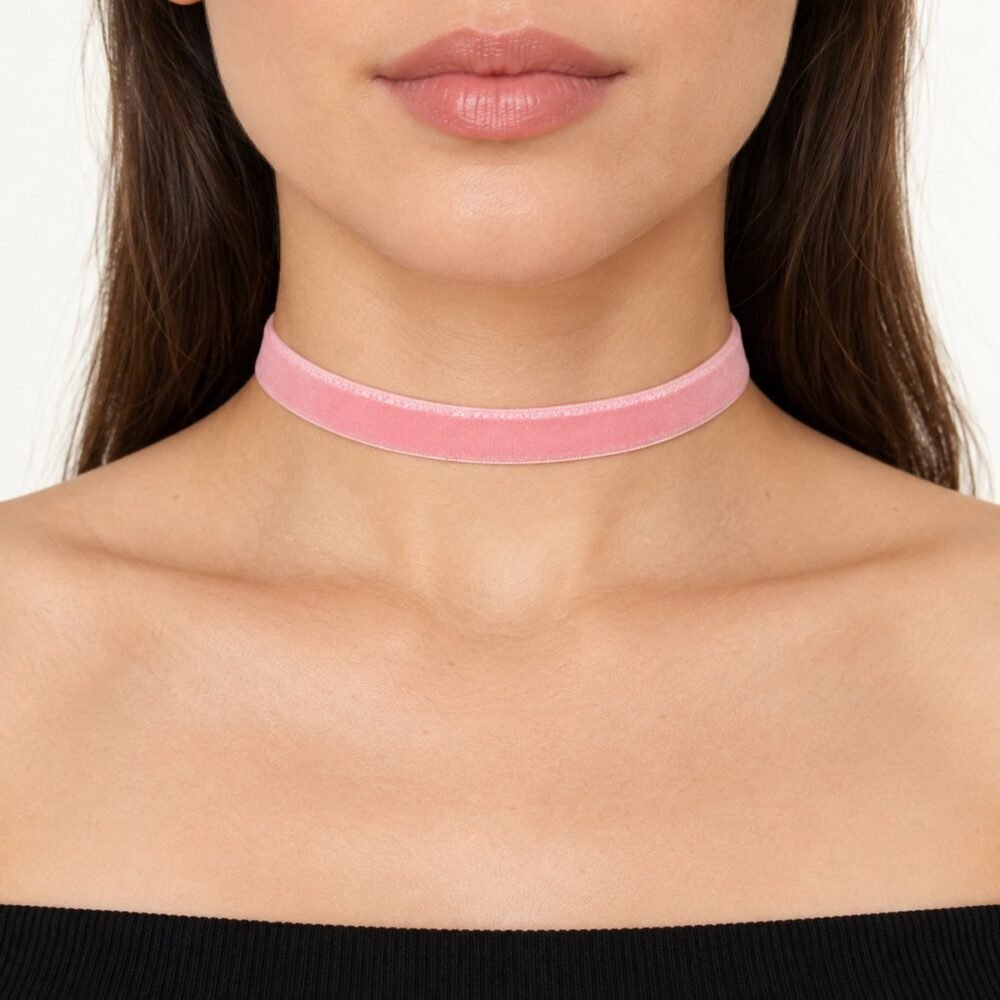 Pembe Renkli Kadife Tasma Choker Kolye – boyunda önden görünüm