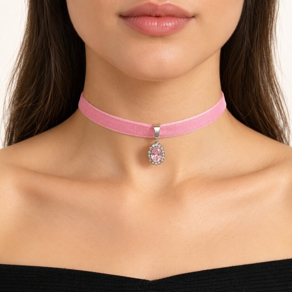 Pembe Zirkon Taşlı Pembe Kadife Choker Kolye – boyunda önden görünüm