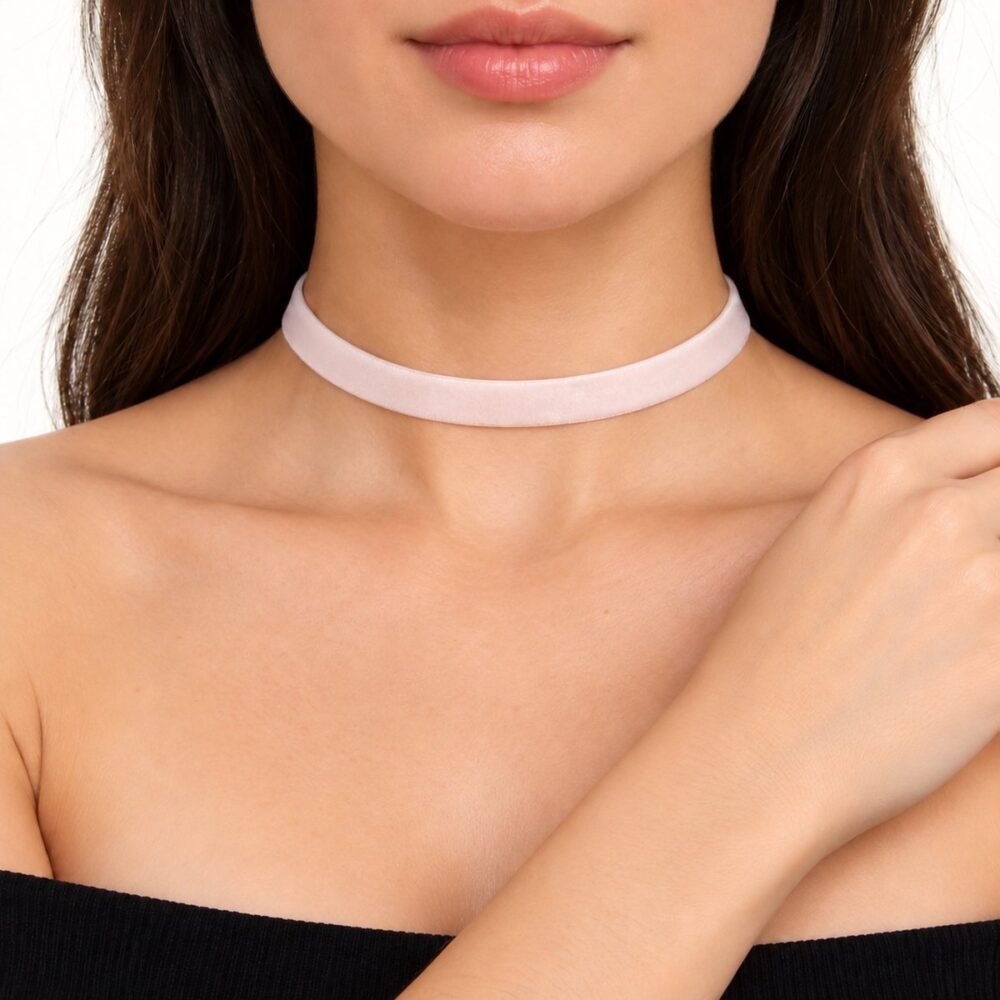 Pudra Renkli Kadife Tasma Choker Kolye – boyunda önden görünüm