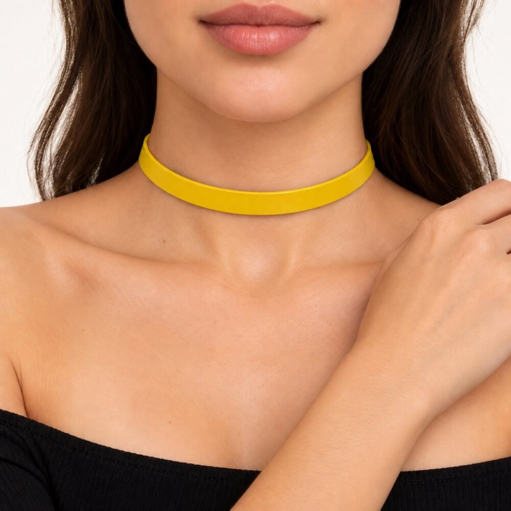 Sarı Deri Tasma Choker Kolye – boyunda önden görünüm