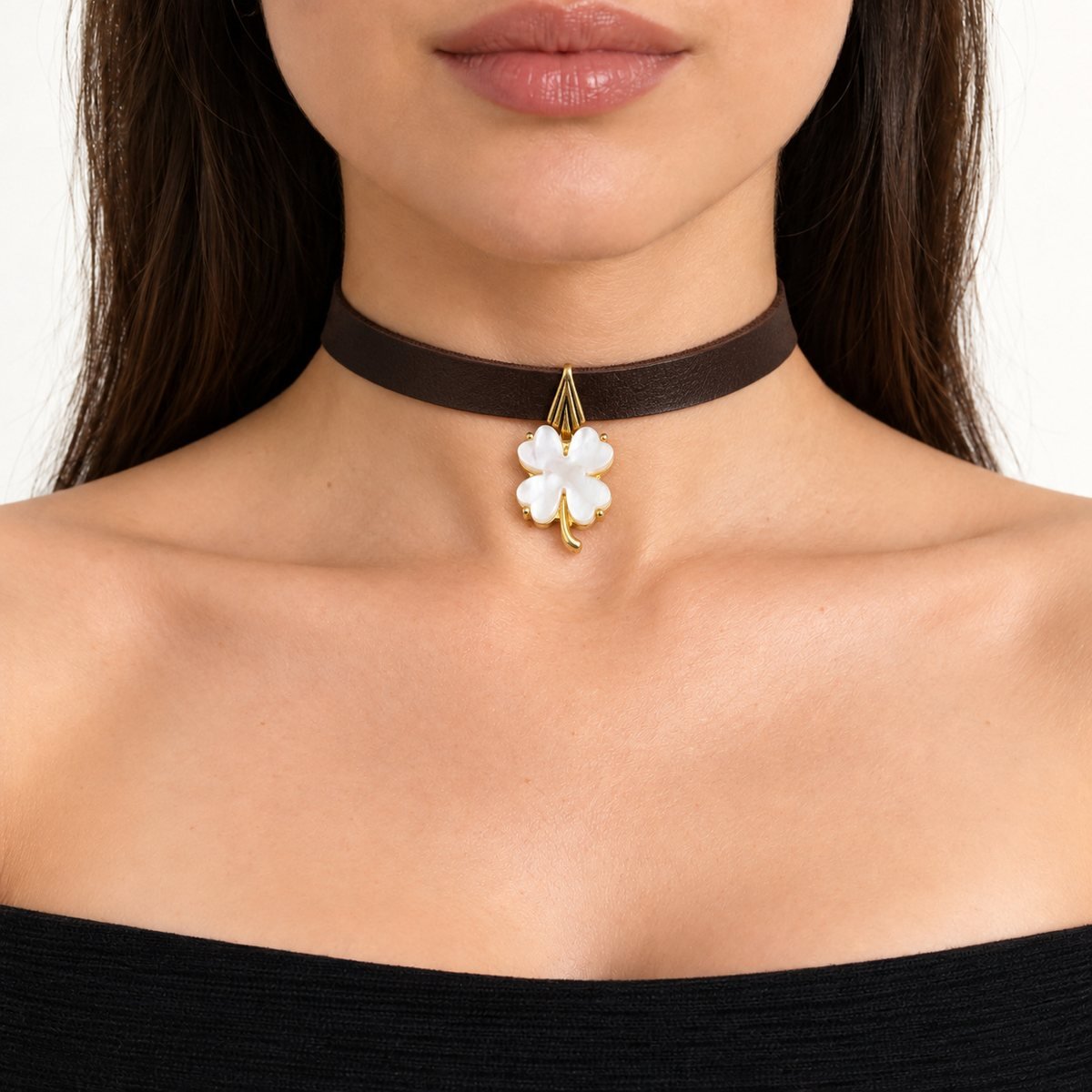 Sedef Yonca Uçlu Pirinç Detaylı Kahverengi Deri Choker Kolye – boyunda önden görünüm