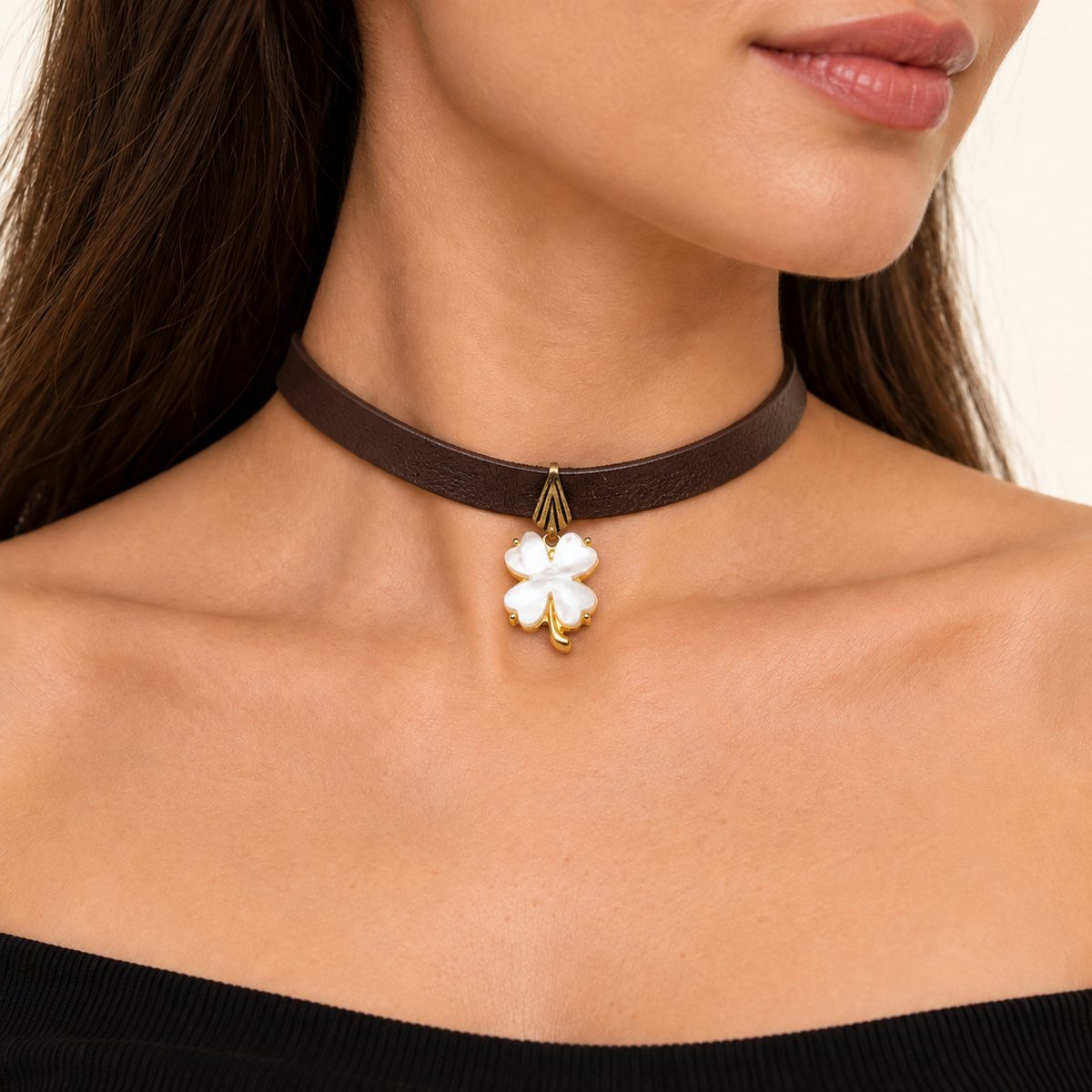 Sedef Yonca Uçlu Pirinç Detaylı Kahverengi Deri Choker Kolye – boyunda yandan görünüm