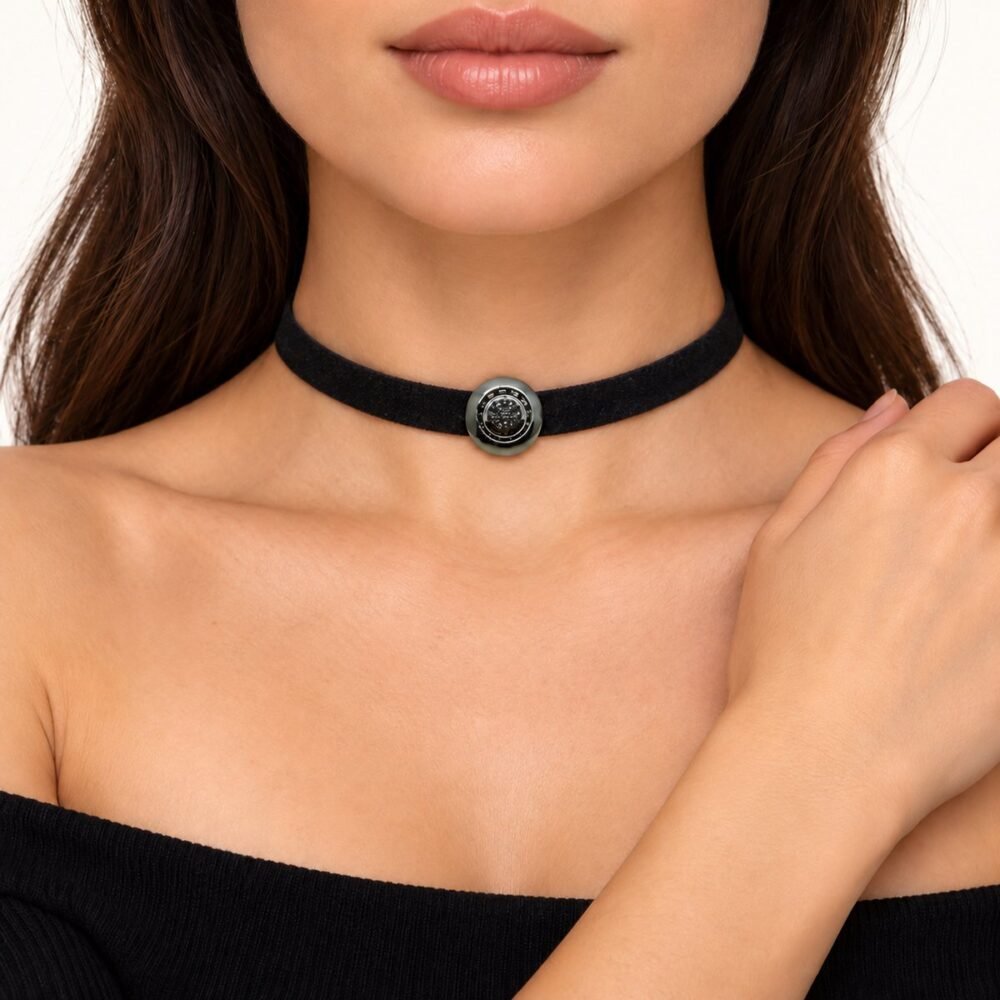 Siyah İnce Süet Üzeri Tekli Mat Tasarım Choker Tasma Kolye – boyunda önden görünüm