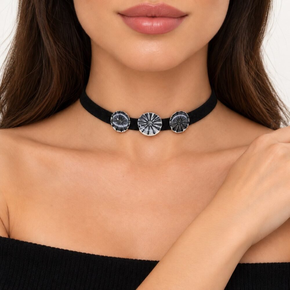 Siyah İnce Süet Üzeri Üçlü Parlak Tasarım Choker Tasma Kolye – boyunda önden görünüm