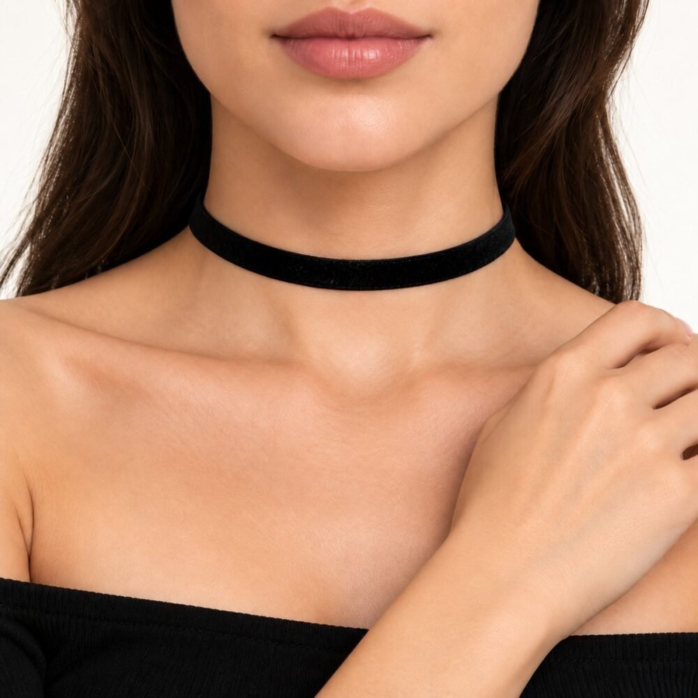 Siyah Kadife Tasma Choker Kolye – boyunda önden görünüm