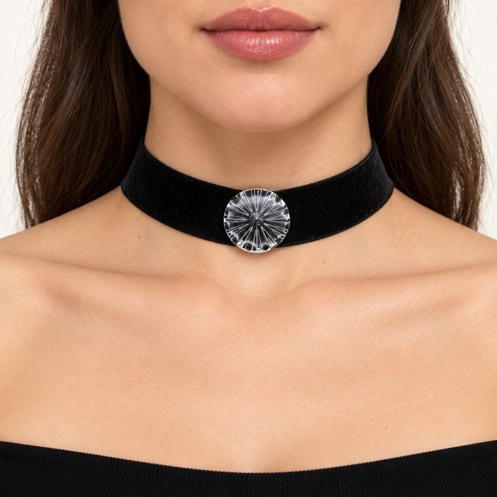 Siyah Kalın Kadife Üzeri Tekli Parlak Tasarım Choker Tasma Kolye – boyunda önden görünüm