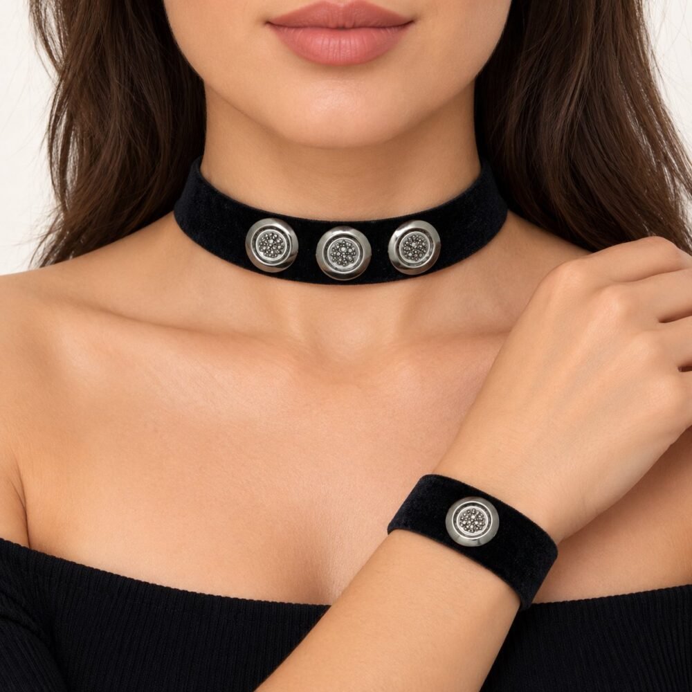 Siyah Kalın Kadife Üzeri Üçlü Mat Tasarım Choker Tasma Set – boyunda önden görünüm