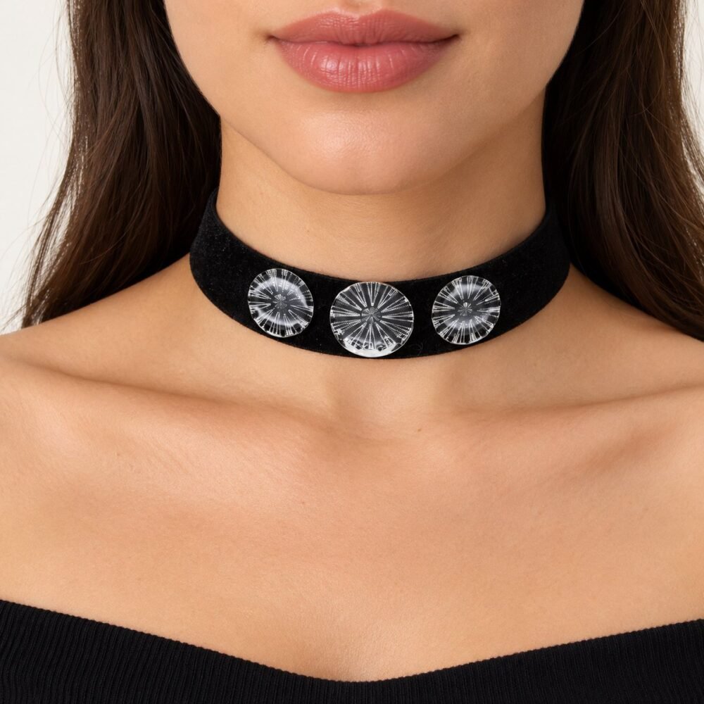 Siyah Kalın Kadife Üzeri Üçlü Parlak Tasarım Choker Tasma Kolye – boyunda önden görünüm