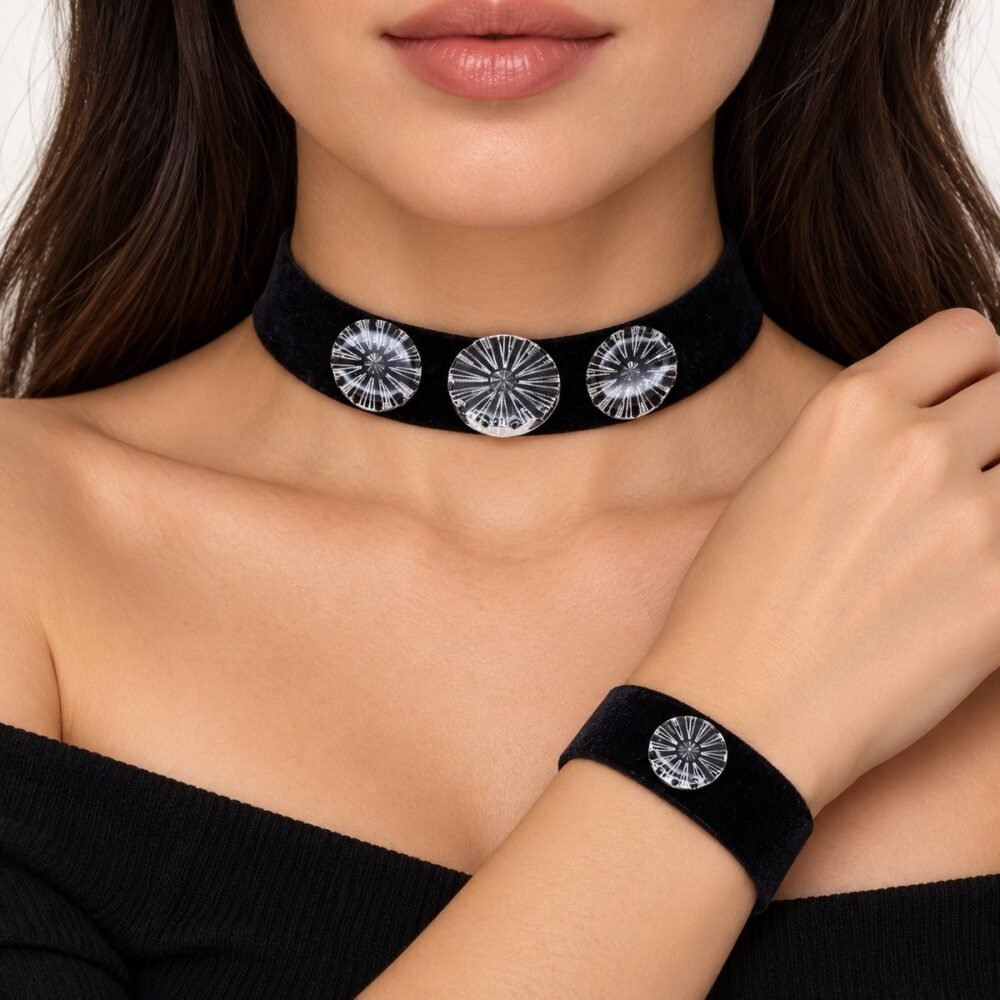 Siyah Kalın Kadife Üzeri Üçlü Parlak Tasarım Choker Tasma Set – boyunda önden görünüm