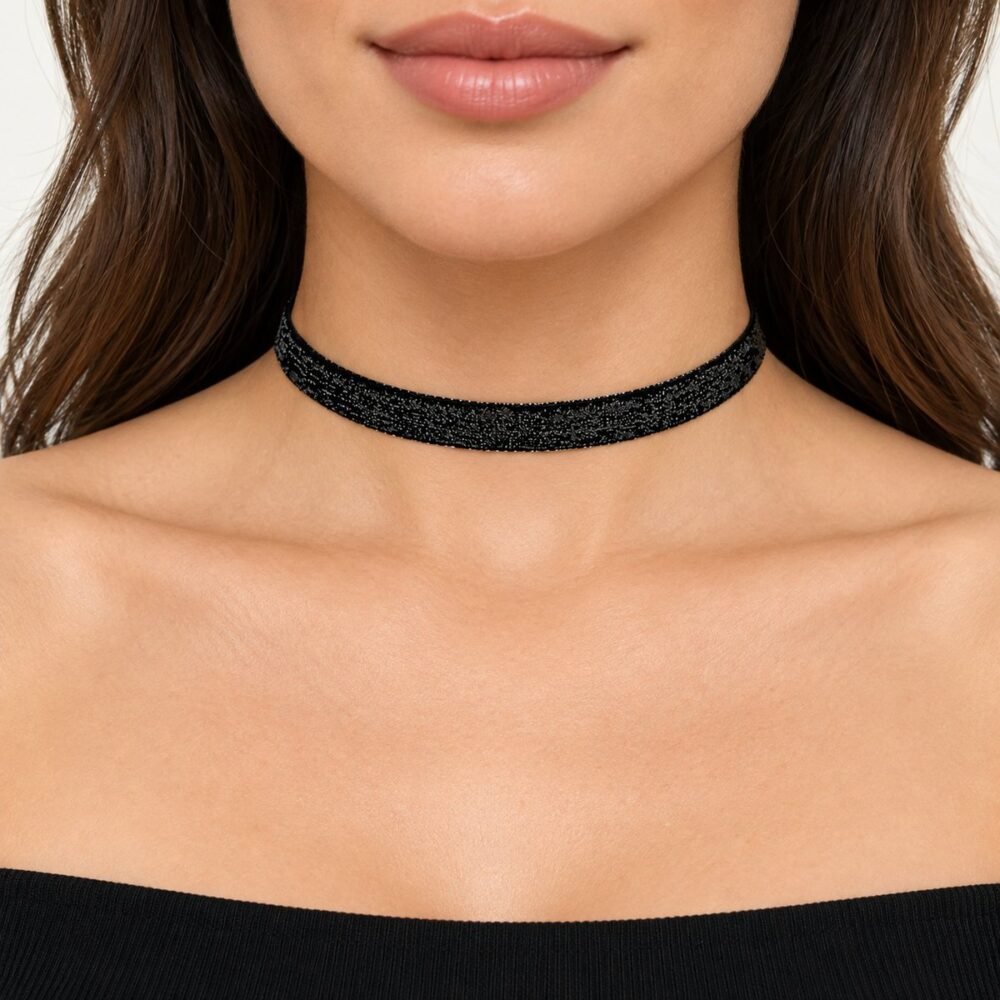 Siyah Parlak Tasma Choker Kolye – boyunda önden görünüm