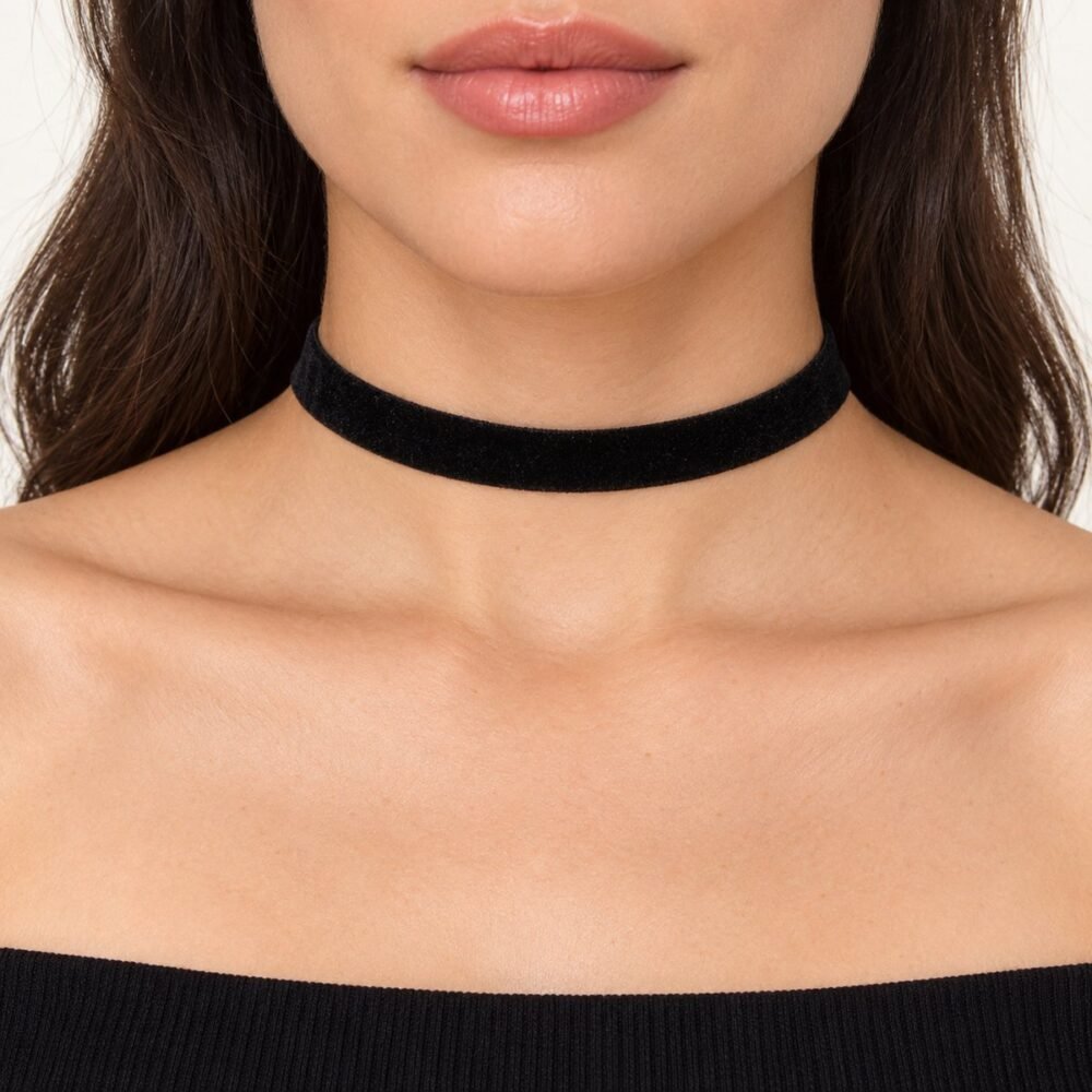 Siyah Süet Tasma Choker Kolye – boyunda önden görünüm