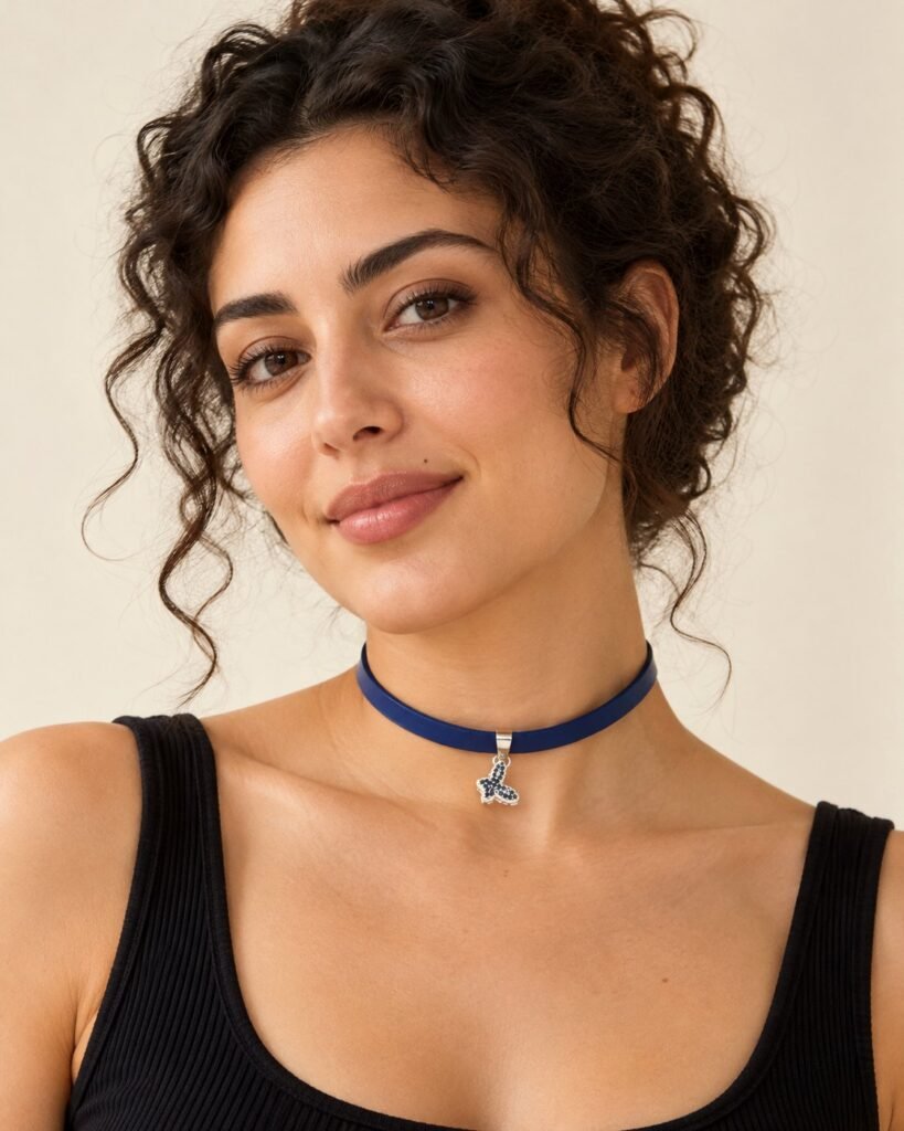 Mavi Deri Zirkon Uçlu Tasma Choker Kolye takan model
