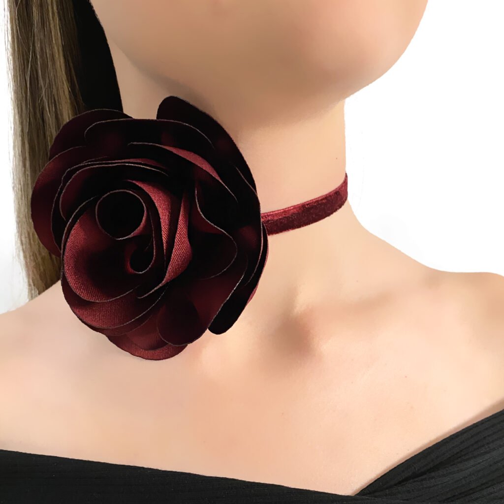 Bordo kadife gül choker takan model