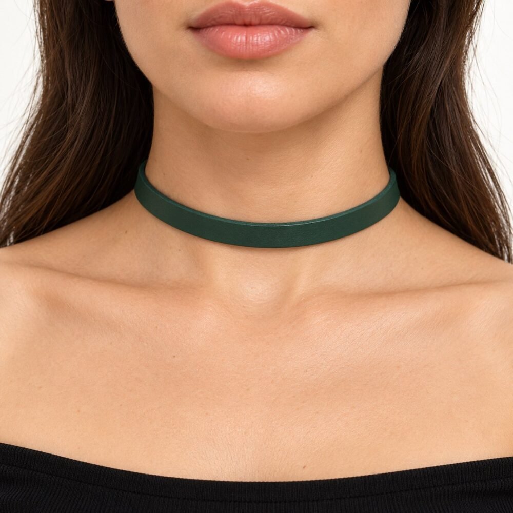 Yeşil Deri Tasma Choker Kolye – boyunda önden görünüm