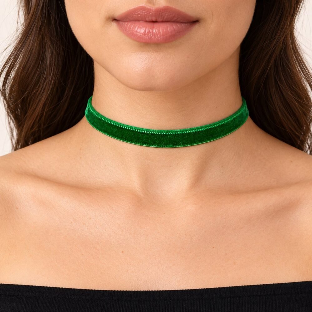 Yeşil Kadife Choker Tasma Kolye – boyunda önden görünüm