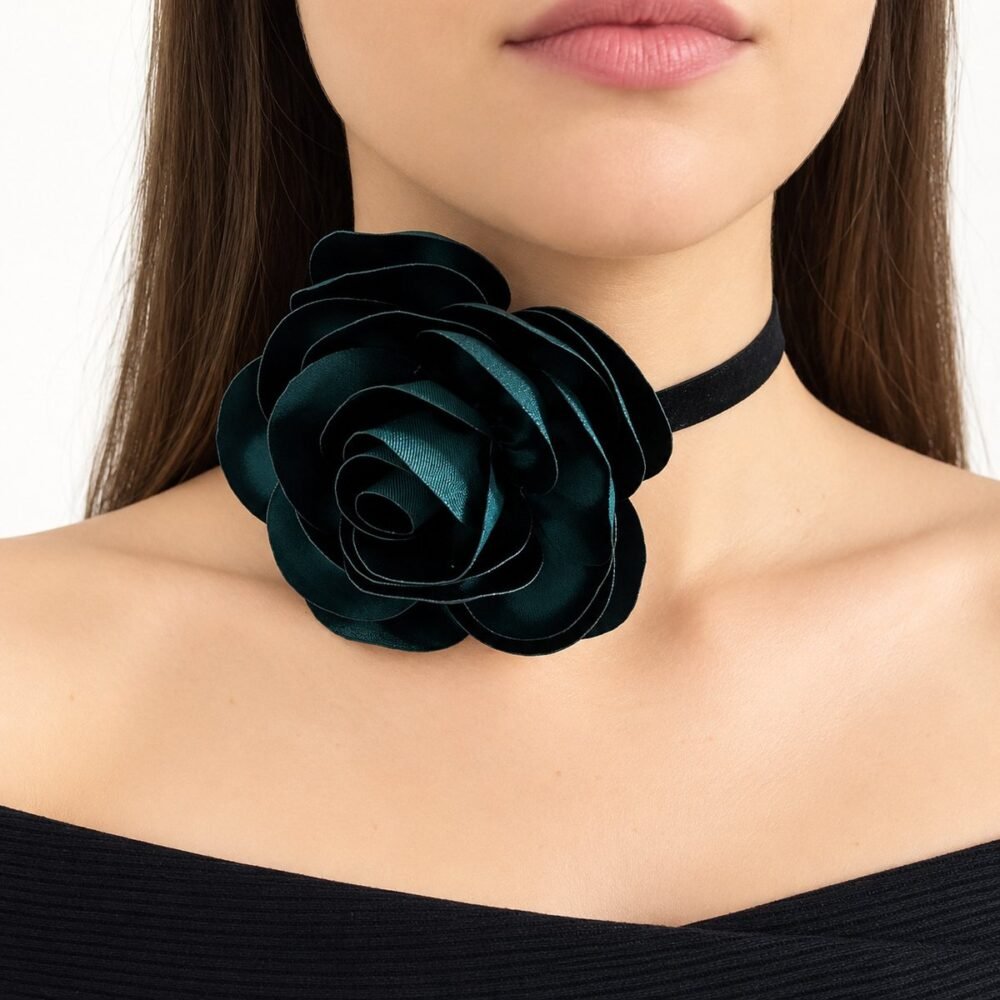 Zümrüt Saten Gül Choker Kolye - Çiçek Choker Süet Tasma Kolye – boyunda önden görünüm