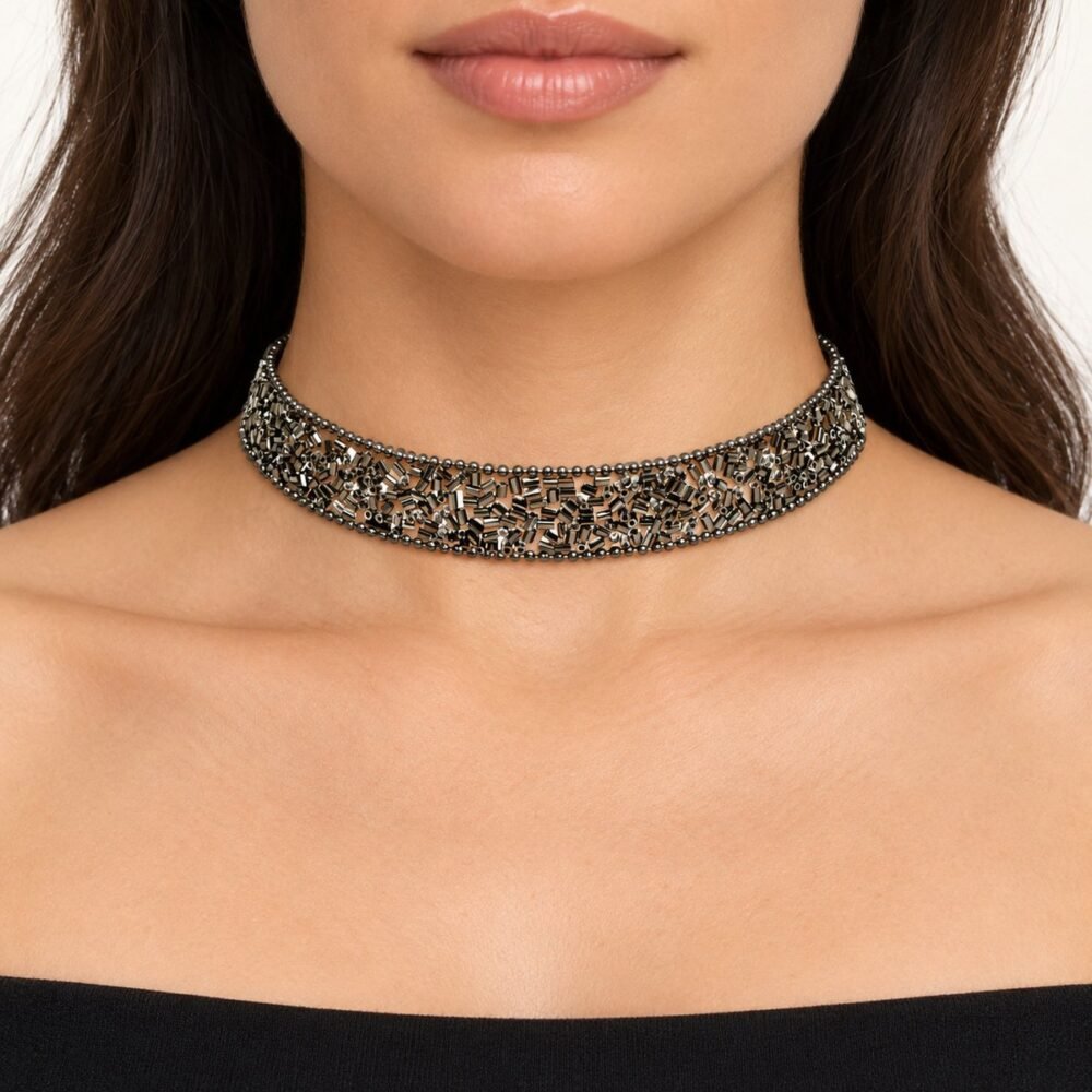 Yılbaşı Tasarım Antrasit Choker Kolye – boyunda önden görünüm